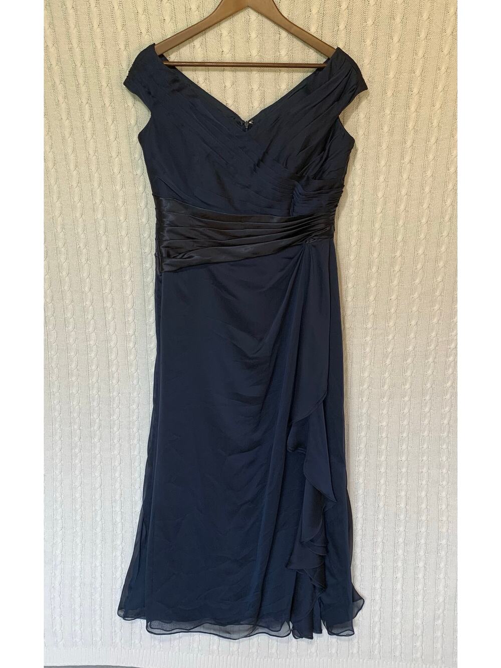 Jade by Jasmine Prom/Wedding Formal Gown Size 12 Petite Navy Blue Satin